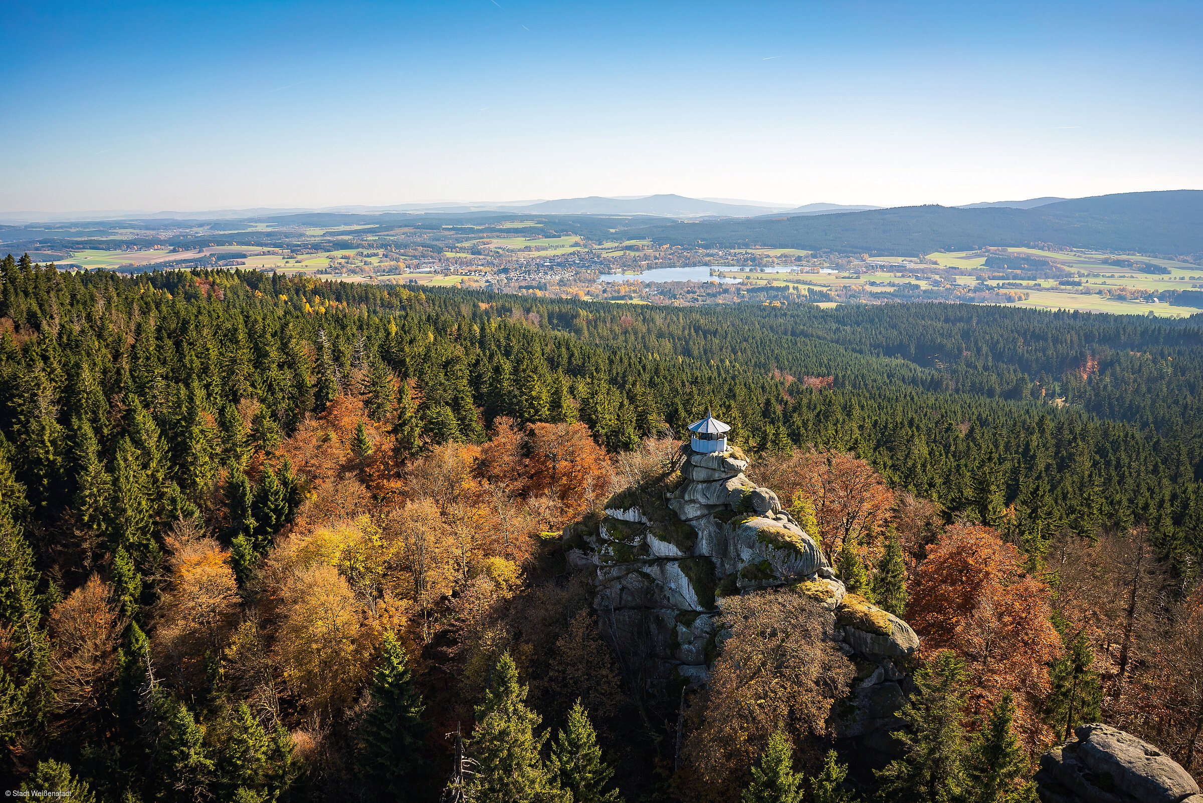 Blick auf den Waldstein und über Weißenstadt