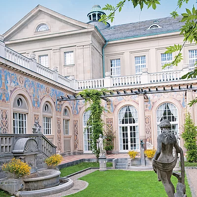 Der Schmuckhof mit Statuen aus der römischen und griechischen Mythologie