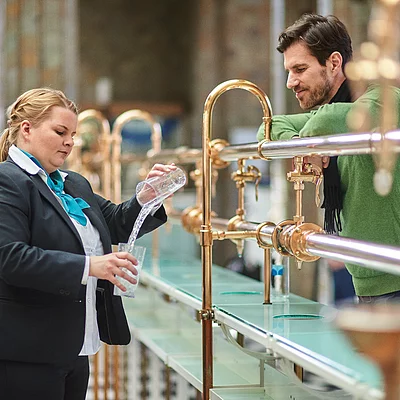 In Bad Kissingen schenken traditionell die Brunnenfrauen das Heilwasser in der Brunnenhalle aus