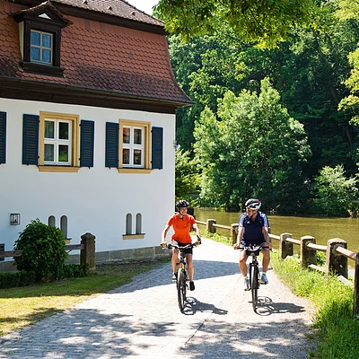 Radler an der Walkmühle am RegnitzRadweg