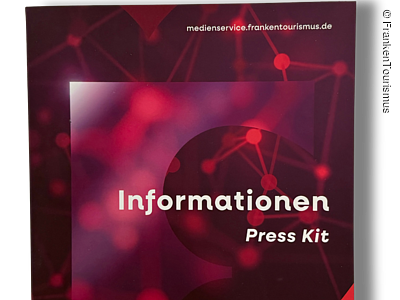 Cover eines Informations-Press Kits von Franken mit rotem und dunklem Hintergrund und Texten zu Franken und Bayern.
